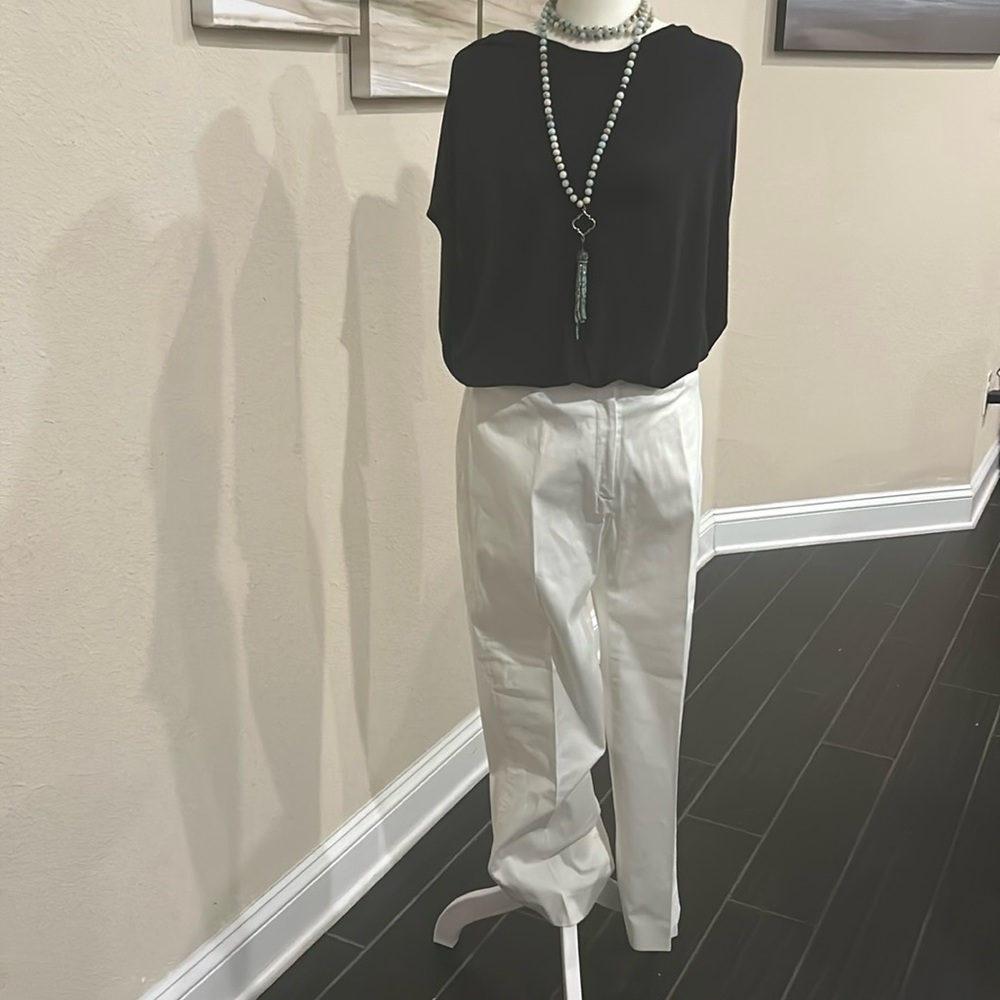 Anne Klein white pants in size 8